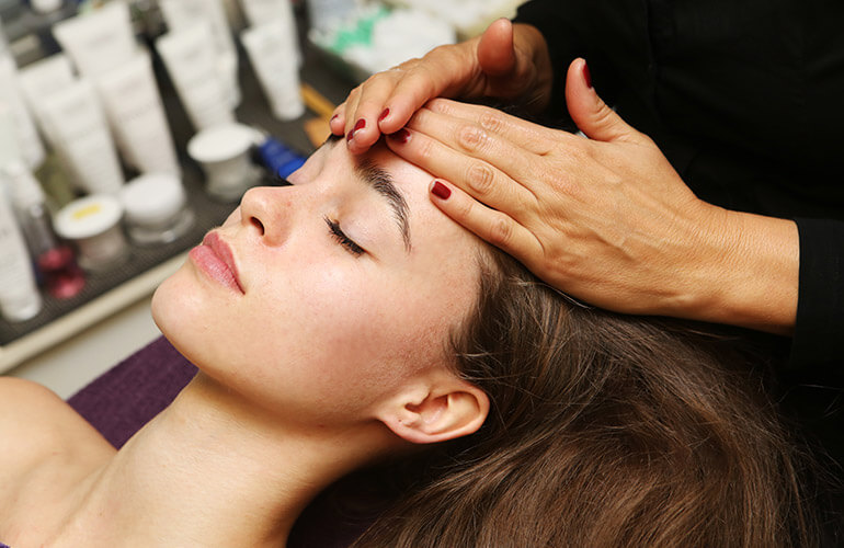 Afbeelding van een gezichtsbehandeling bij Salon Mirjam